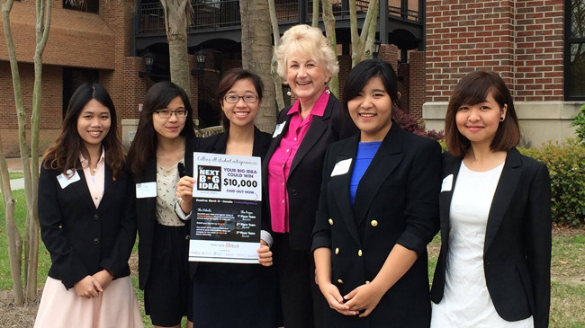 Thu Hương (thứ 3, từ trái sang) giải nhất cuộc thi ý tưởng kinh doanh tại bang Georgia