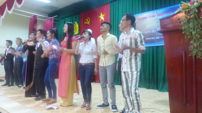 Phạm nhân cùng nghệ sỹ chung vui.