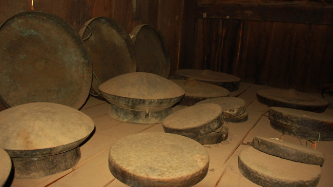 Vật dụng cổ gác vào kho, phủ lớp bụi dày