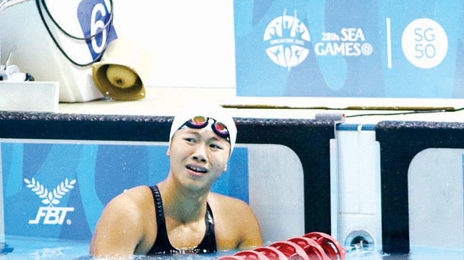 Ánh Viên khóc vì vẫn để mắc sai sót trong thi đấu dù giành HCV và phá kỷ lục SEA Games. Ảnh: VSI