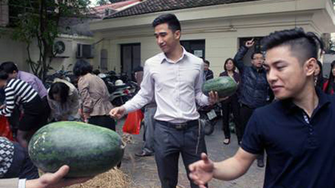 Công đoàn Bộ Công Thương bán dưa ủng hộ nông dân miền Trung. Ảnh: Mai Thạch