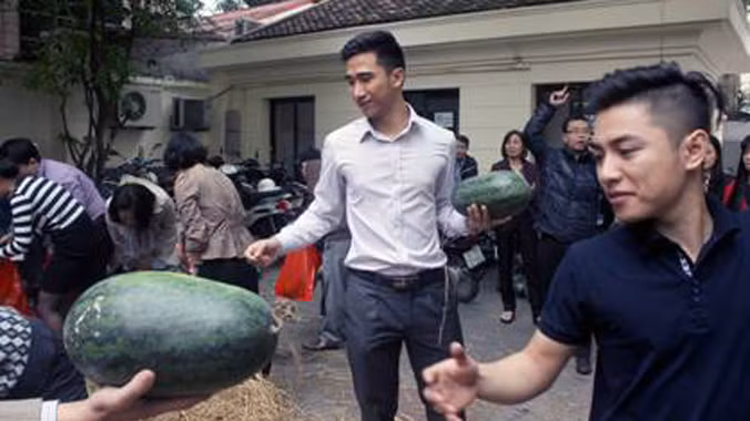 Công đoàn Bộ Công Thương bán dưa ủng hộ nông dân miền Trung. Ảnh: Mai Thạch