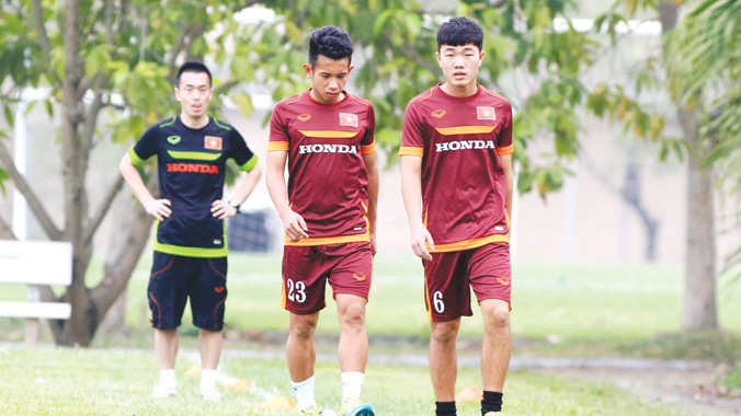 Bộ đôi cầu thủ HA.GL Xuân Trường (phải) và Hồng Duy bị chấn thương chưa thể tập luyện cùng đồng đội. Ảnh: VSI 