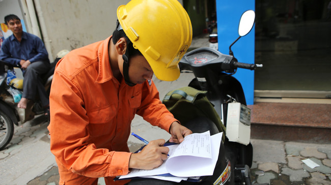 Theo các chuyên gia, biểu giá điện phải có lợi cho người nghèo và ít ảnh hưởng người thu nhập thấp. Ảnh: Như Ý