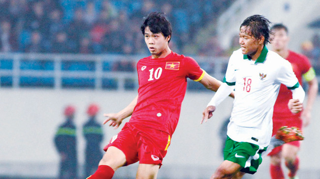 Công Phượng (trái) ngày càng được HLV Miura sử dụng nhiều hơn. Ảnh: VSI