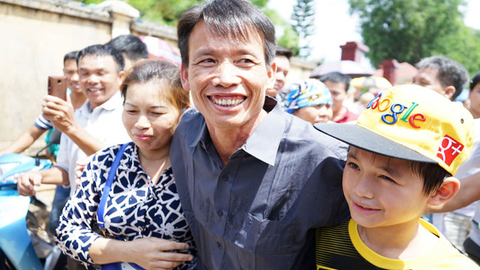 Ông Đoàn Văn Vươn hân hoan gặp người thân trong ngày đặc xá