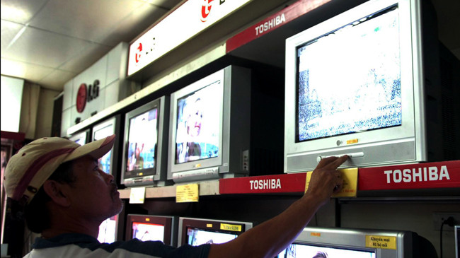 2 tuần nữa, người dân Đà Nẵng và bắc Quảng Nam sẽ không thể thu, xem một số kênh truyền hình nếu không mua đầu thu kỹ thuật số. Ảnh: Như Ý