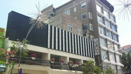 Vũ trường Club V18 (trái) sát khách sạn Quốc Tế. Ảnh: Sáu Nghệ