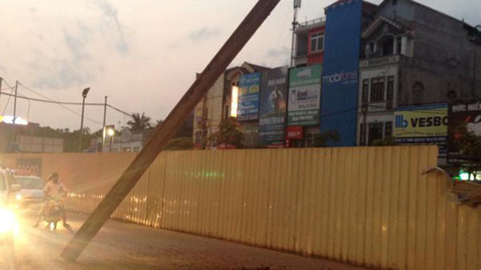 Thanh sắt dài gần 10m, nặng hơn nửa tấn tại công trường đường sắt Nhổn - ga Hà Nội đổ xuống đường trong lúc có đông người qua lại chiều 10/5. Ảnh: T. Công