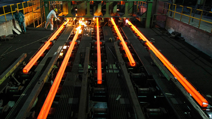 Giá điện nếu điều chỉnh tăng mạnh, theo các chuyên gia, sẽ gây sức ép rất lớn với các ngành thép, xi măng và cả CPI. Ảnh: Hồng Vĩnh