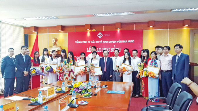 Trao học bổng 16 sinh viên xuất sắc