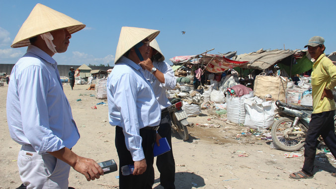 Tổ công tác đo nguồn bức xạ tại một bãi phế liệu ở xã Tóc Tiên để tìm nguồn phóng xạ