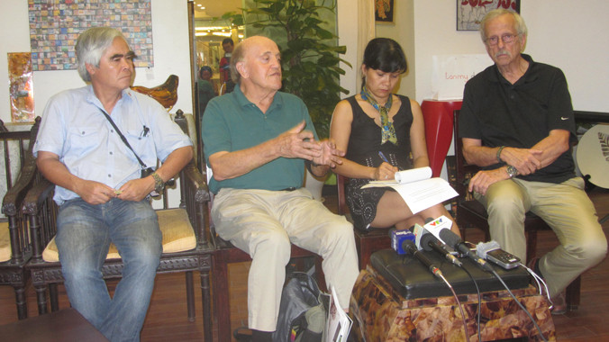 Từ trái qua: Ông Nick Út, ông Peter Arnett, bà Thảo Griffiths (đại diện Quỹ Cựu chiến binh Mỹ tại Việt Nam) và ông George Lewis trong buổi chia sẻ với báo chí chiều 6/5 tại Hà Nội. Ảnh: Trúc Quỳnh.