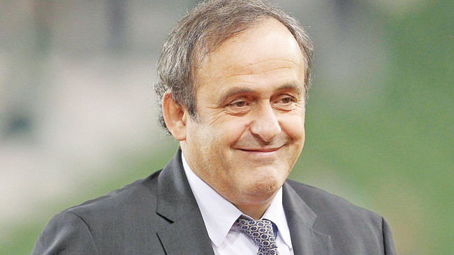 Ông Michel Platini hứng những đòn công kích từ các đối thủ sau khi tuyên bố ra tranh cử chức Chủ tịch FIFA. Ảnh: AP