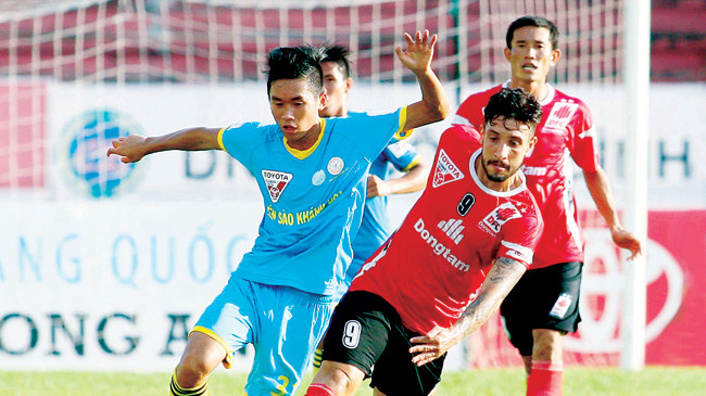 ĐT.LA (áo đỏ) đã cầm chân Sanna Khánh Hòa. Ảnh: Dương Thu