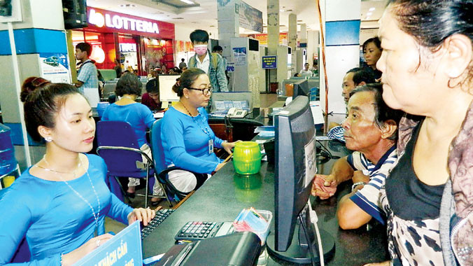 Hành khách mua vé tàu tại Ga Sài Gòn