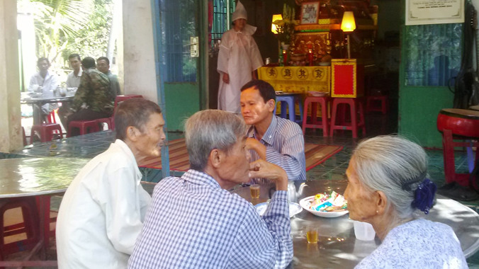 Khách dự đám tang ở xã Tân Phú Thạnh. Ảnh: Hòa Hội