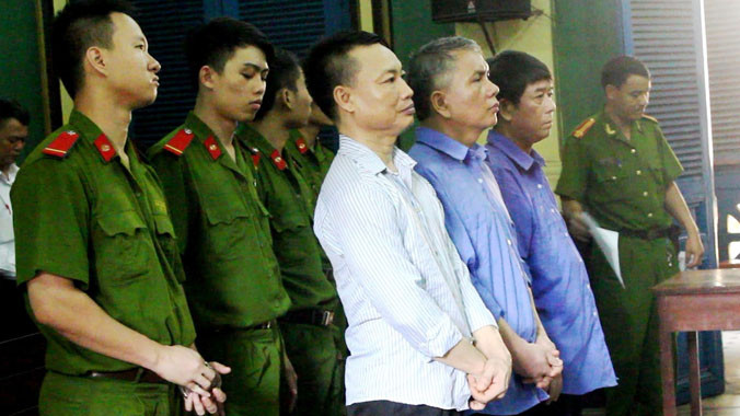 Ba bị cáo tại tòa sáng 18/5. Ảnh T.Châu