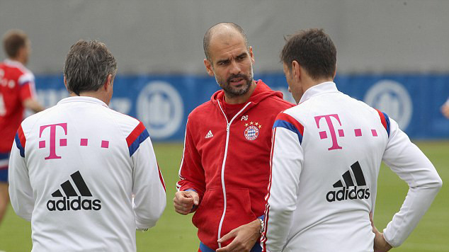 HLV Pep Guardiola hướng dẫn các học trò trong buổi tập chuẩn bị cho trận bán kết lượt đi gặp đội bóng cũ Barcelona. Ảnh: GETTY IMAGES