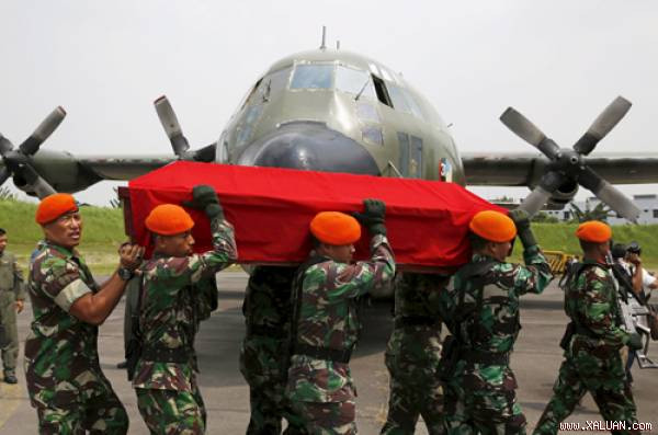 Binh sĩ Indonesia di chuyển một quan tài của nạn nhân trong vụ tai nạn máy