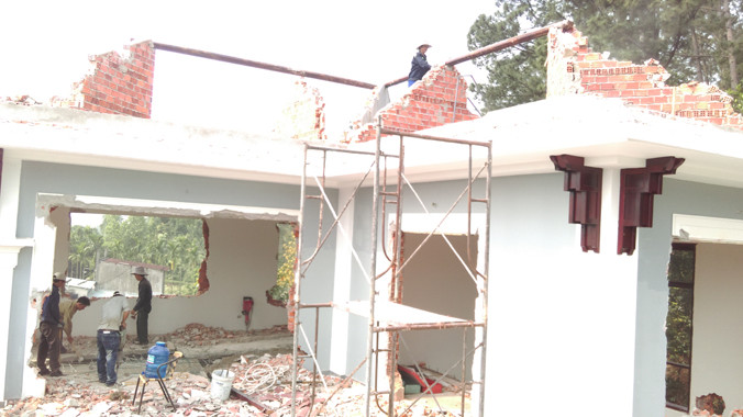Các công nhân đang đập bỏ ngôi biệt thự ông Thạch