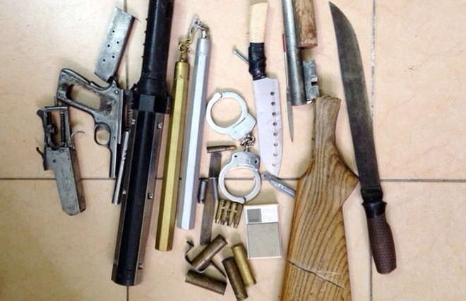 Tại nơi ở của các đối tượng, công an thu giữ được nhiều hung khí.
