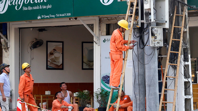 EVN “kêu khó” vì giá điện không được tăng và xin tăng thêm chi phí vào giá điện năm 2015. Ảnh: Như Ý