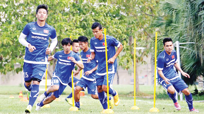 Các cầu thủ Olympic vã mồ hôi với những bài tập vận động liên tục của HLV Miura. Ảnh: VSI