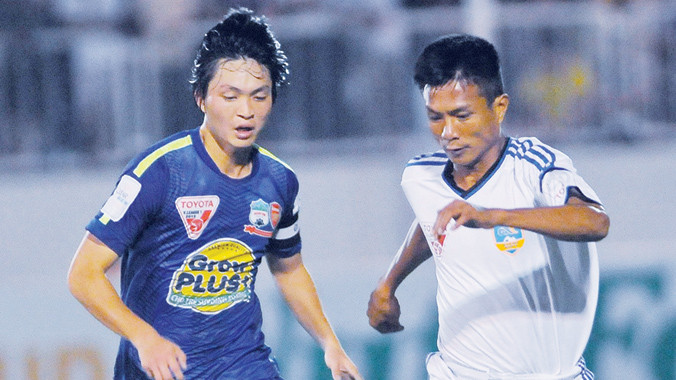 HAGL (trái) có vượt qua được QNK Quảng Nam (phải) trong trận quyết đấu chiều nay, sau khi 2 đội bất phân thắng bại ở trận lượt đi tại Pleiku? Ảnh: VSI