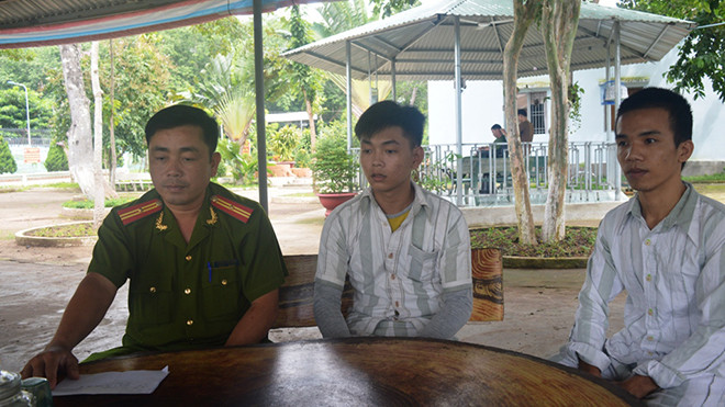 Thiếu tá Hoàng Đức Giang chia sẻ cùng hai phạm nhân Anh và Thịnh. Ảnh: Ngô Bình