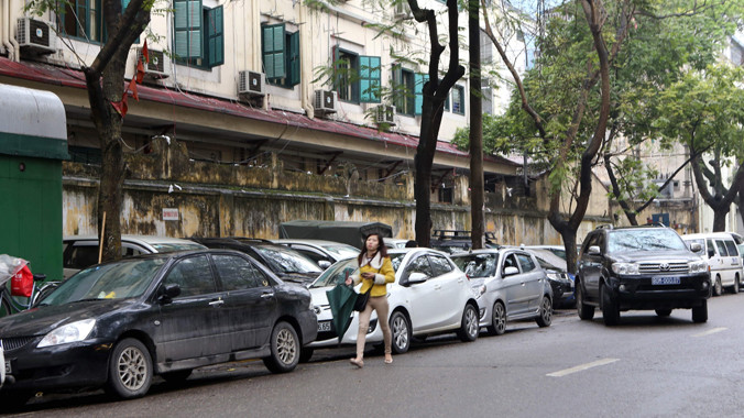 Bãi đỗ xe ô tô vi phạm tràn lan trên phố Quán Sứ. Ảnh: Như Ý