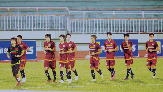 Thầy trò HLV Miura có buổi tập “chào sân” Thống Nhất chiều tối qua, chỉ vài tiếng sau khi đặt chân tới TPHCM. Ảnh: T.Vũ