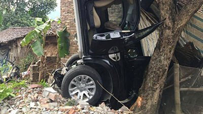 Chiếc xe ô tô gây tai nạn dựng ngược lên trời (Ảnh báo Cao Bằng)