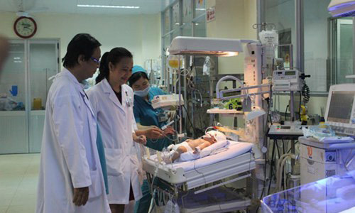 Bệnh nhi sau khi được lấy con dao ra khỏi đầu. Ảnh: Thanh Niên