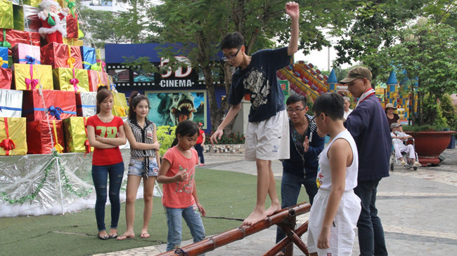 Ngày càng hiếm hoi những sân chơi cho trẻ. Ảnh: PV