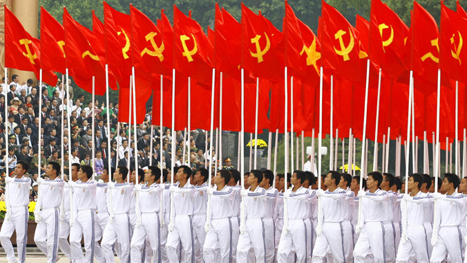 Tiến bước dưới cờ Đảng. Ảnh: Hồng Vĩnh