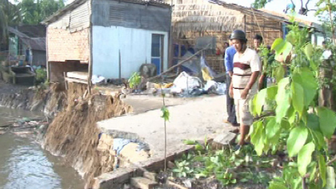 Nhiều căn nhà nằm bên hố sạt lở. Ảnh: thanh hải