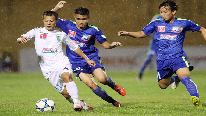 Sự vượt trội về trình độ và kinh nghiệm của Hà Nội T&T (trái) khiến các cầu thủ trẻ HA.GL dù rất nỗ lực vẫn phải chịu thua. Ảnh: VSI