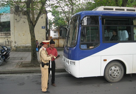 Kể từ ngày 19/1 đến nay, lực lượng CSGT đã xử phạt trên 130 trường hợp, chủ yếu là ô tô với lỗi vượt đèn đỏ. Ảnh: Pháp luật Việt Nam