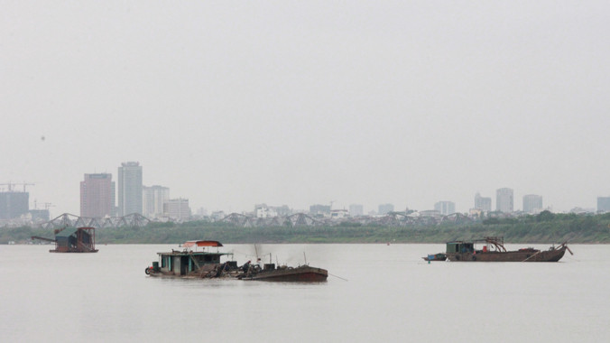 Khu vực các tầu cát đang hoạt động là vùng nước sâu, có dấu hiệu sai vị trí được cấp phép. Ảnh: Minh Đức