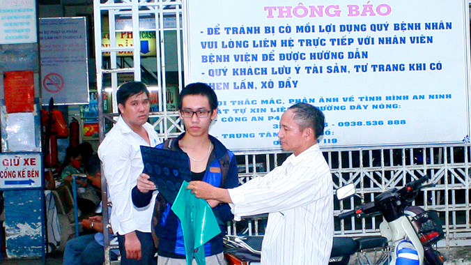 Bố con Thiện trước phòng khám Đa khoa Hòa Hảo (TPHCM) chiều 10/6