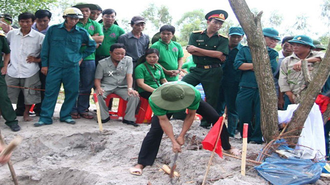“Cậu Thủy” (x) đang chỉ đạo cất bốc hài cốt