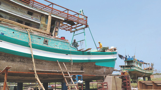 Tỉnh Cà Mau chỉ có một cơ sở ở Sông Đốc đủ điều kiện đóng tàu gỗ lớn. Ảnh: Nguyễn Tiến Hưng