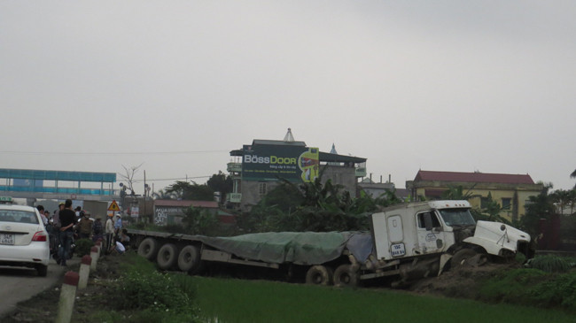 Một xe container chở xi măng mất lái bay qua dải phân cách trên Quốc lộ 5 rơi xuống ruộng vào tháng 3/2015. Ảnh: Đ.H