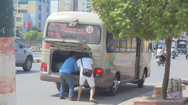 Cảnh bắt khách dưới lòng đường Phạm Hùng. Ảnh: Xuân Ân