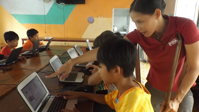 Cô giáo Ngọc hướng dẫn cho học trò