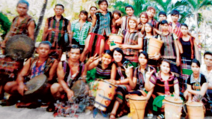 Đội múa cồng chiêng của sóc Bom Bo.