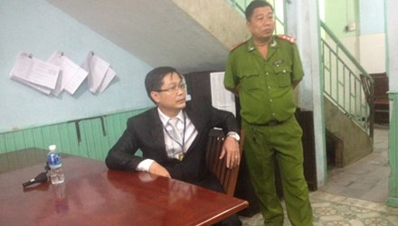 Ông Lê Hoàng tại công an phường sau khi hất CSGT văng xuống đường.