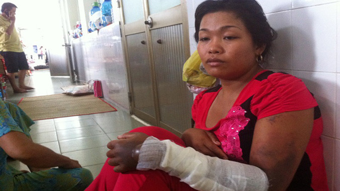 Chị Nhung kể lại vụ việc với phóng viên. Ảnh: Quốc Ngọc