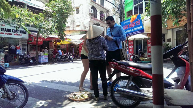 Hàng rong chèo kéo du khách tại ngã 3 Hàng Bè - Hàng Bạc